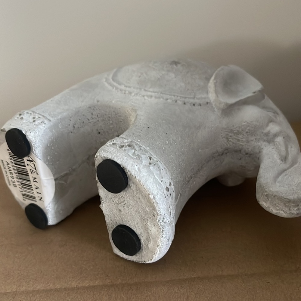 Grey elephant - Picture 3 of 3